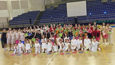 Gioia Fiori, Danilo Galeo e tutti i bambini e ragazzi della PGS Martina Sprint nella foto finale dello spettacolo Dante on Skates a Martina Franca