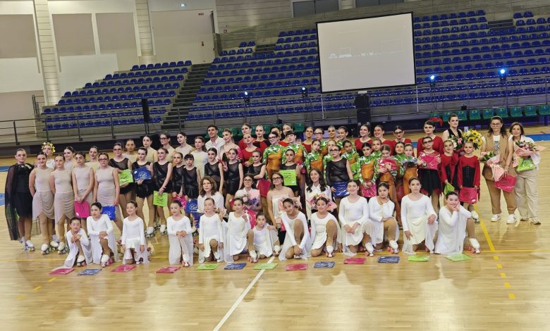 Gioia Fiori, Danilo Galeo e tutti i bambini e ragazzi della PGS Martina Sprint nella foto finale dello spettacolo Dante on Skates a Martina Franca