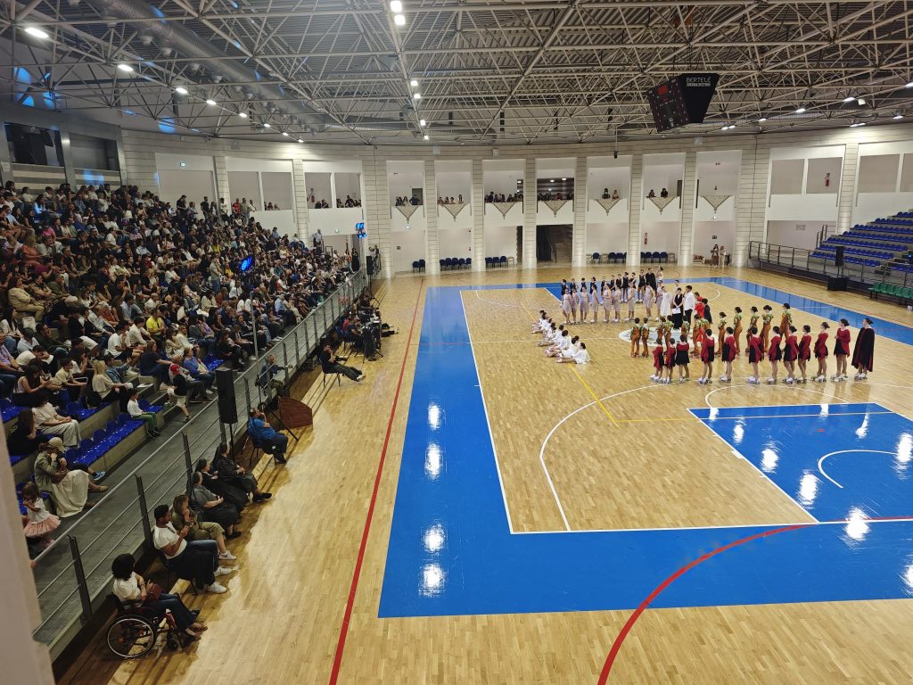 Palazzetto dello Sport di Martina Franca gremito di pubblico durante lo spettacolo Dante on Skates della PGS Martina Sprint