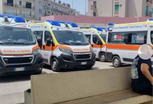 Caos nella sanità pugliese: ambulanze in coda davanti all'ospedale di Martina Franca con pazienti a bordo in attesa di accesso al Pronto Soccorso.