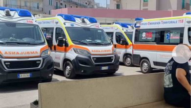 Caos nella sanità pugliese: ambulanze in coda davanti all'ospedale di Martina Franca con pazienti a bordo in attesa di accesso al Pronto Soccorso.