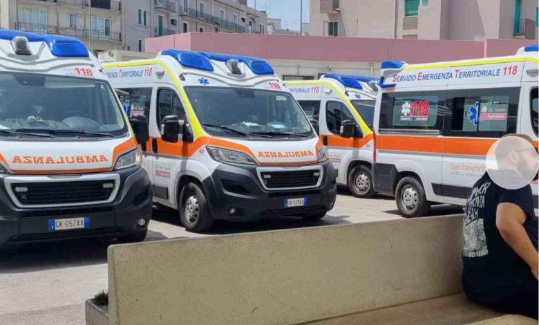 Caos nella sanità pugliese: ambulanze in coda davanti all'ospedale di Martina Franca con pazienti a bordo in attesa di accesso al Pronto Soccorso.