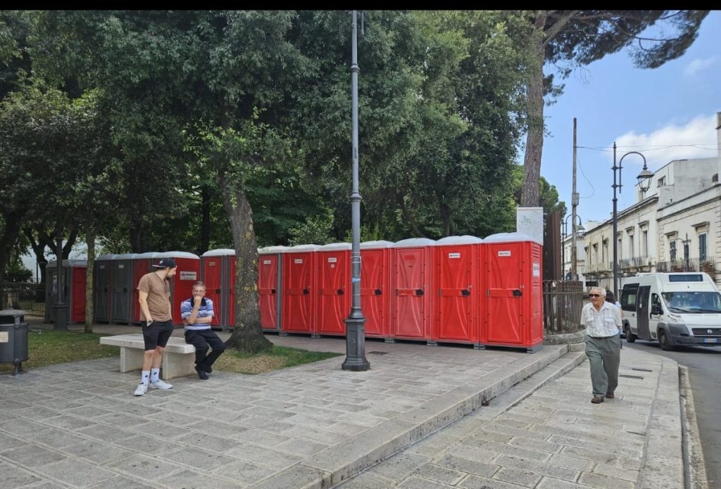 Esposizione di bagni chimici nel salotto buono della città.