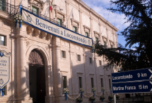 Satira realizzata con IA sul Palazzo Ducale di Martina Franca “conquistato” da Locorotondo.