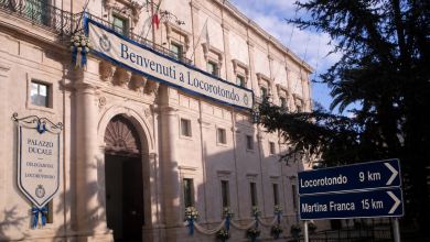 Satira realizzata con IA sul Palazzo Ducale di Martina Franca “conquistato” da Locorotondo.